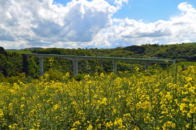 En 2000, c’est Spie Batignolles qui a construit le viaduc autoroutier en béton qui franchit la vallée du Viaur quelques centaines de mètres en aval. [©DR]