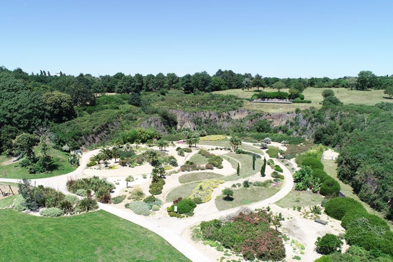 Après avoir festoyé, tout ce petit monde pourra visiter le jardin méditerranéen qui se trouve plus au Nord. [©Drone Bruno Bouvry]