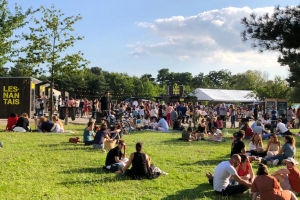 L'ouverture en fanfare de la guinguette a rassemblé de nombreux visiteurs. Un succès pour les quatre copains. [©Les Nantais]