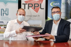 Julien Blanchard, co-fondateur d’HGCT, et Christian Lecloux, DG de Carrières Nivet, lors de la signature du partenariat entre leurs deux entreprises. [©HGCT]