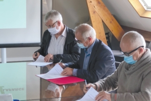 Jean-François Plée (Plée Constructions), Max Garcia (Garcia Frères) et Nicolas Sarrasin, directeur agence de LafargeHolcim Bétons Pays de Loire, lors de la signature du partenariat. [©LafargeHolcim]