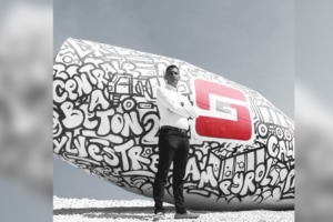 Rudy Sylvestre, gérant du groupe éponyme, devant l’iconique boule de toupie à l’entrée du site de Maubec, signée Namek. [©Groupe Sylvestre]