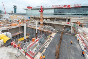 Les travaux sont réalisés en “top & down”. Une dalle de 1,50 m d’épaisseur (visible à droite) fait l’interface entre le chantier de la gare, en sous-œuvre et celui du parking, en superstructure. [©ACPresse]