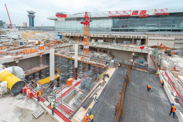 Les travaux sont réalisés en “top & down”. Une dalle de 1,50 m d’épaisseur (visible à droite) fait l’interface entre le chantier de la gare, en sous-œuvre et celui du parking, en superstructure. [©ACPresse]