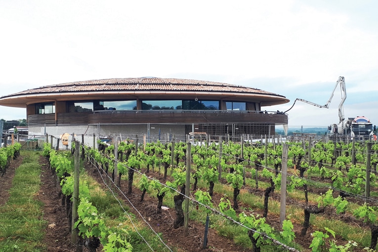 Pour la conception d’un chai pour Cabernet Franc à Bordeaux (33), imaginé par les architectes de Foster + Partners, Cemex a livré 72 m3 de bétons Nuantis Minéral option Vertua Plus. La formulation choisie permet de réduire de 40 % l’empreinte carbone du béton. [©Photothèque Cemex]