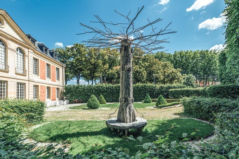 L’œuvre d’Eva Jospin Capriccio est une structure arborescente, incluant une assise en base, ornementée par l’artiste. [©Camille Lemonnier]