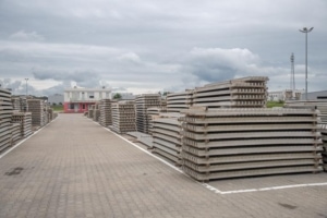 L’usine Rector de Mszczonów assure la préfabrication de poutrelles précontraintes, de poutres plates, de pré-linteaux et d’entrevous. [©ACPresse]
