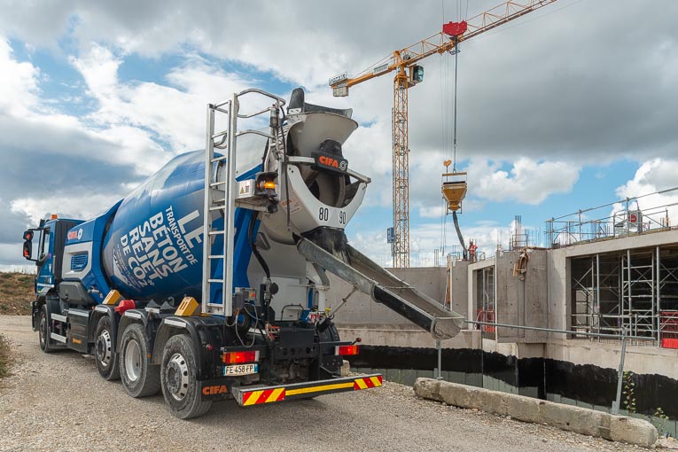 Entre béton à empreinte carbone réduite et toupie à motorisation “verte”, l’impact CO2 de la construction peut être diminué de manière importante. [©ACPresse]