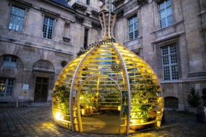 Jusqu’au 28 septembre prochain, on peut découvrir l’installation “Brosses & Lianes” du designer du végétal, Alexis Tricoire, dans la cour de la Bibliothèque historique de la Ville de Paris (dans le IVe arrondissement).