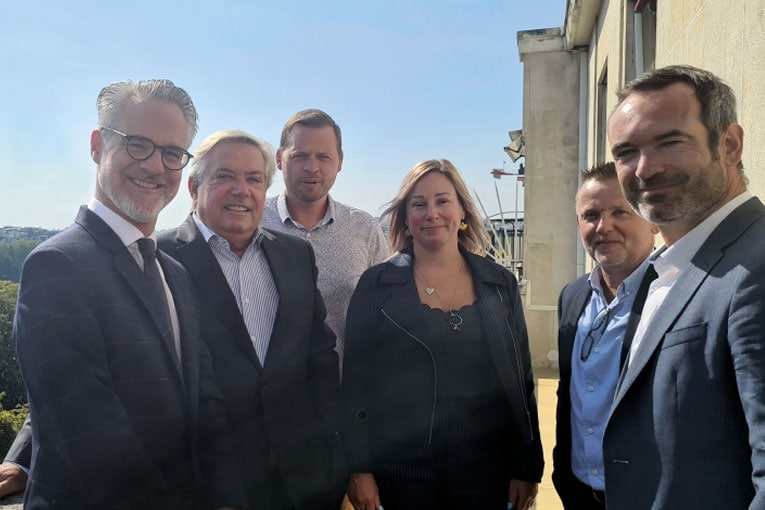 De gauche à droite : Stéphane Devernay, directeur financier de Spie Batignolles), Patrice Lemens, président de Spie Batignolles Vallia, Jérôme et Aline Leclair, dirigeants de MSV et Paysages de l'Oust, Nicolas Morin, directeur administratif et financier de Spie Batignolles Vallia, et Julien Chappaz, directeur général délégué de Spie Batignolles Vallia.