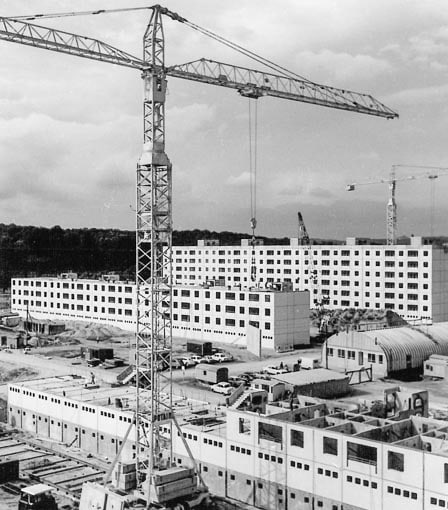 Construction de 948 logements à Sarrebruck, en Allemagne, selon les procédés Camus de préfabrication lourde (de mars à octobre 1963). [©Archives de Forbach]