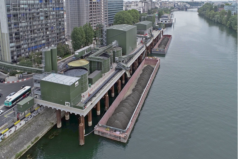 M-S a été choisi pour le traitement des matériaux d’excavation de deux tunneliers du Grand Paris. Ici, à Courbevoie. Les 1,29 Mt de boues à traiter dans le cadre du prolongement de la ligne Eole, sont constituées pour moitié de granulats. Mais la mission de M-S est d’abord de rendre réutilisables les déblais pour alimenter le tunnelier à pression de boue, sans qu’il soit prévu une valorisation des granulats.  [©M-S]