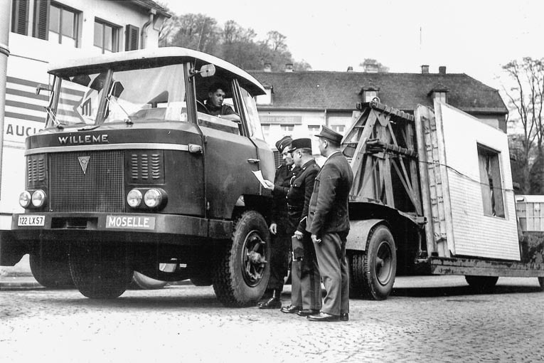 Un transport de panneaux Camus, préfabriqués à Marienau (57), passe le poste frontière franco-allemande de la Brême d’Or. [©Archives de Forbach] 