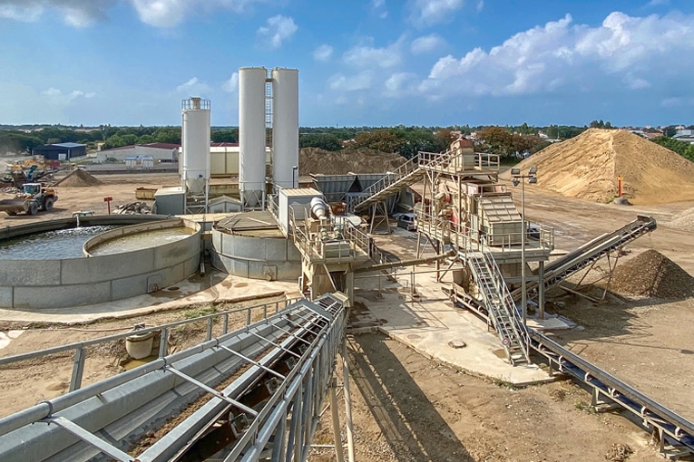 L’installation de recyclage de Rousseau fait appel à des matériels Metso et M-S pour le traitement des boues. L’entreprise de TP Strapo, filiale du groupe Rousseau, est en partie son fournisseur de matériaux et son client. Un tiers des granulats recyclés sont utilisés par les centrales à béton locales.  [©M-S]