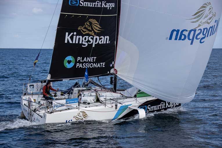 Tom Dolan sur son bateau sponsorisé par Kingspan.