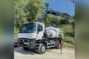 La nouvelle toupie du groupe Charier avec sa grue intégrée. [©Kertrucks]