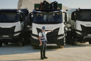 Bruno Solo devant les poids lourds Iveco, testé pour évaluer les caractéristiques des véhicules