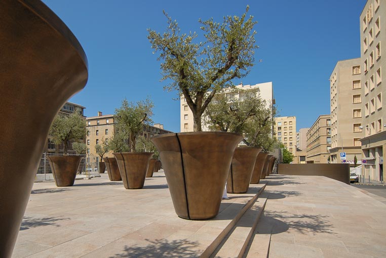 Bacs à arbre en Bfup à Marseille.