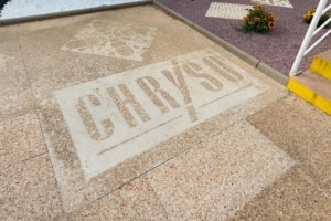 Logo Chryso gravé dans le béton.