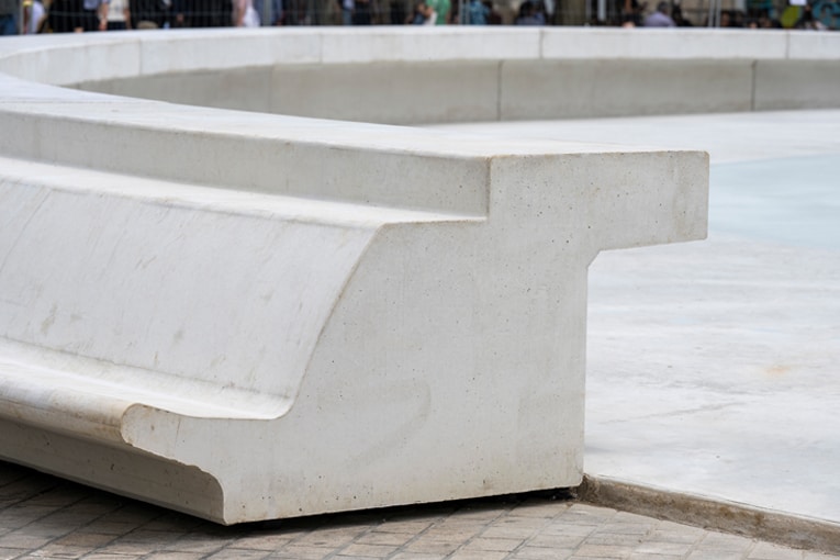 Quelque 28 éléments préfabriqués ont été nécessaires pour les bordures. Le piste en béton auto-portant blanc a été coulé en place. Elle a été conçue très simple épurée, de 38 m de diamètre en écho, à l’architecture très efficace du théâtre. [©Martin Argyroglo _ LVAN]