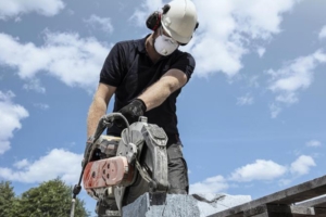 Les nouvelles découpeuses polyvalentes K 770 et K 970 d’Husqvarna Construction France améliorent la sécurité de l’opérateur lors de la découpe de matériaux (blocs béton, briques, asphalte, tuyaux, murs, …). [©Husqvarna Construction France]