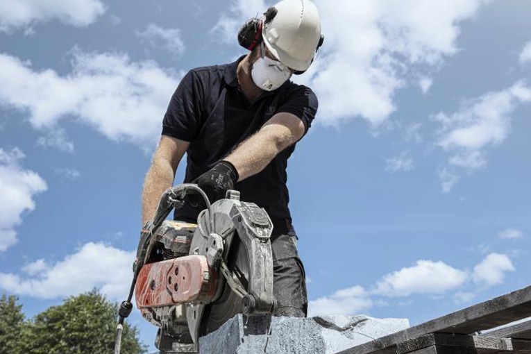  Les nouvelles découpeuses polyvalentes K 770 et K 970 d’Husqvarna Construction France améliorent la sécurité de l’opérateur lors de la découpe de matériaux (blocs béton, briques, asphalte, tuyaux, murs, …). [©Husqvarna Construction France]