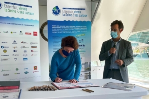 Signature de la Charte d'amélioration des ports par Florence Boutmy, directrice de Cemex Ile-de-France. [©Cemex]