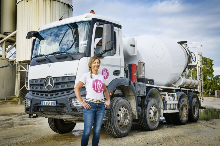 Sophie Doré sillonne le Grand-Est avec son nouveau Arocs 3240 8x4 d’une puissance de 290 kW/396 ch