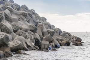 Photo 1 - Carapace de protection d’une digue contre la houle. [©ACPresse]