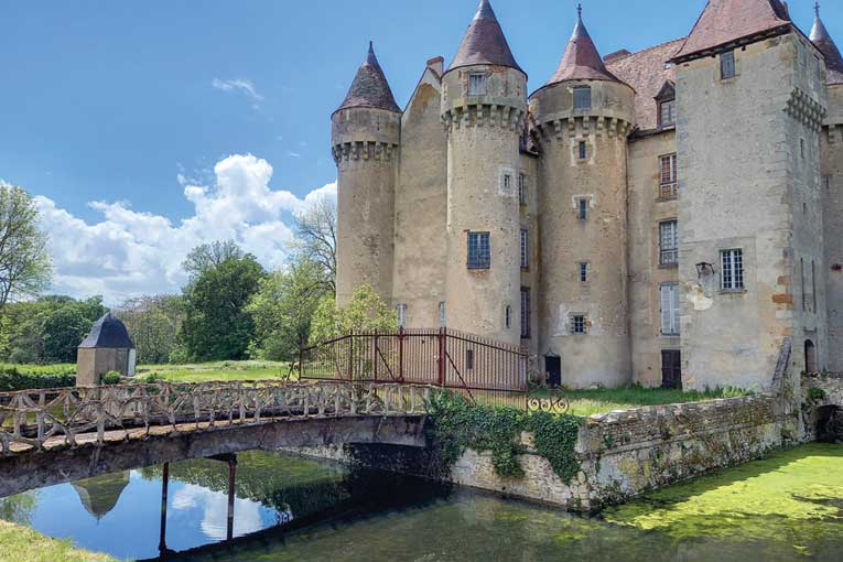 Le château de Chazelet et son pont en béton armé, premier de son genre au monde. [©François Houssin]