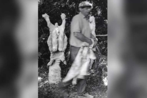 - Michel Charpentier dans son bois de Vallangoujard, en 1998. [©Clovis Prévost]