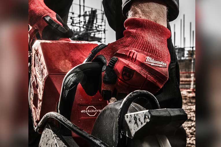 Ces nouveaux gants anti-coupes et anti-chocs sont idéals pour les travailleurs polyvalents. [©Milwaukee]