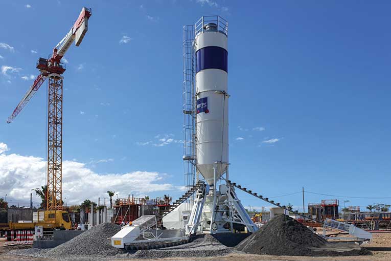 Centrale à béton Imer BTK 1500 E sur le chantier du multiplexe de Saint-Pierre. [©Imer]