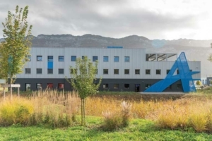 Avec son gigantesque “A” de couleur bleue habillant sa façade, le nouveau siège social d’Alphi réussit le pari d’être reconnaissable entre tous. [©ACPresse]