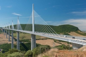 La surveillance et l’entretien des grands ouvrages, tel le viaduc de Millau, sont dévolus à l’Etat, mais celui-ci peut en concéder la mission. [©ACPresse]