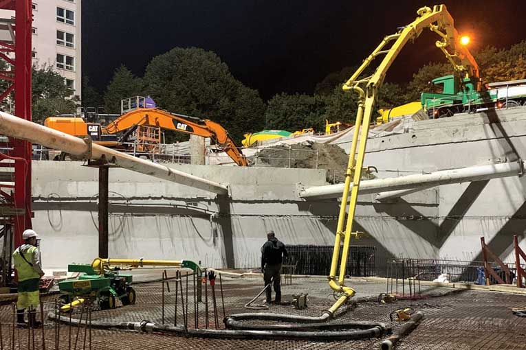 Le CC-4 Concrete Cobra Placer à l’œuvre sur un coulage de dalle. [©Transport Samyn]