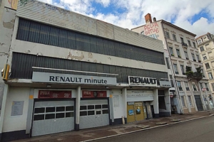 Photo d'une devanture d'un ancien garage à Lyon destiné à être déconstruit pour laisser place à des bureaux.