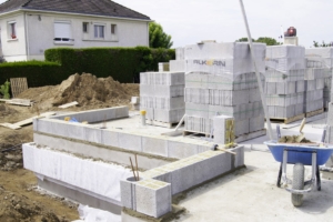 Les blocs béton répondent à la problématique des ponts thermiques et traite le bâtiment de façon homogène. [©Alkern]
