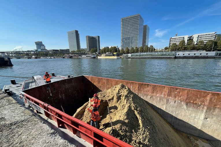 Julia Borderie et Eloïse Le Gallo pendant la confection de “Chirurgie des sables, le fleuve nous regarde”, avec les matériaux de Cemex. [©Cemex]