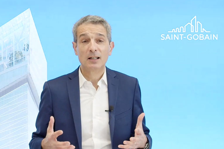 Benoit Bazin, Dg de Saint-Gobain, expliquant l’acquisition de GCP Applied Technologies, le 6 décembre dernier. [©Saint-Gobain]