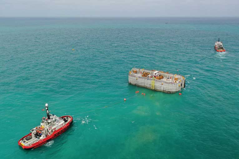 Deux remorqueurs de haute mer acheminant un caisson vers le site de Grand Tortue, situé à 220 km au Nord de Dakar. [©bp-Eiffage]