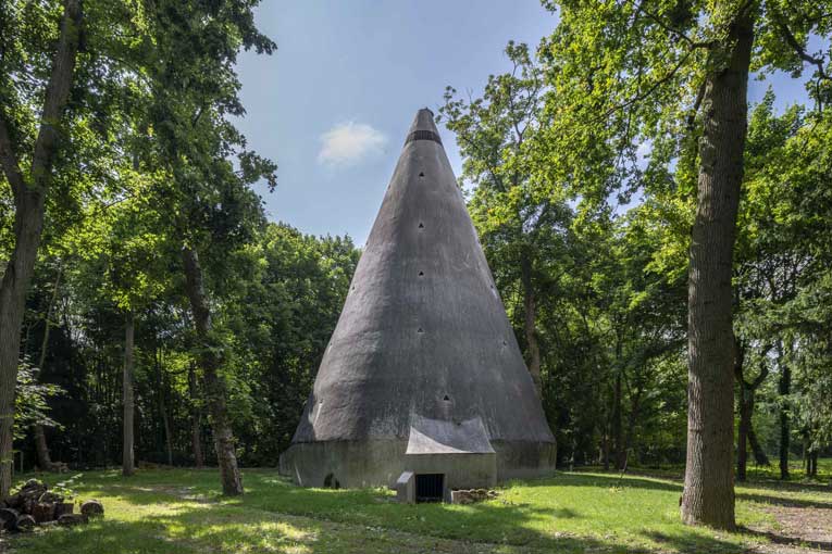 Pleins feux sur l’un d’eux : l’abri conique anti-aérien en béton de Villenoy (77). [©Philippe Ayrault, Région Ile-de-France 2021]