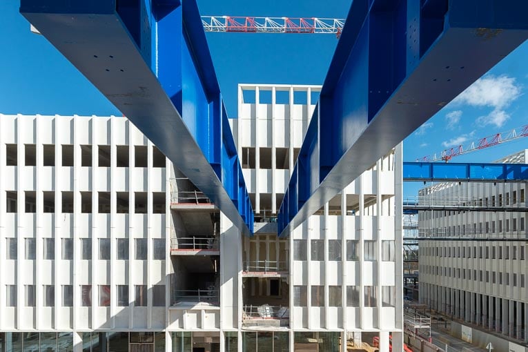 Plusieurs bâtiments, reliés par des passerelles et des cours intérieures composant le nouveau site “Métro” du Pôle Biologie – Pharmacie – Chimie de l’université de Paris-Saclay. [©ACPresse]