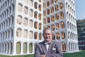 Constantin Brodzki (1924-2021) devant l'immeuble CBR, en Belgique. [©Alec Brodzki]