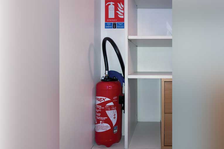 Pour prévenir tout commencement de feu, les extincteurs doivent être en nombre suffisant et maintenus en bon état de fonctionnement. [©ACPresse]