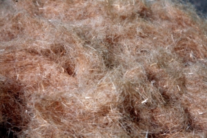 Le lin produit des fibres de différentes longueurs, les plus courtes étant transformées en matériaux isolants. [©Biofib]