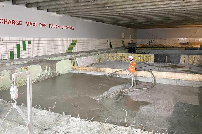 Remplissage de l’ancien bassin de saumurage à l’aide du béton mousse Aerolithys. [©Béton Mousse Technologie]