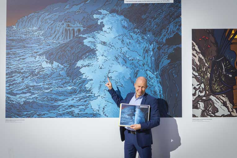 Bruno Pavie, le “tintinophile” DRH du groupe NGE, devant une planche géante extraite du roman graphique “Un jour dans la nuit”, présentée en grands formats à la gare Saint-Charles, à Marseille. [©NGE]