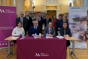 Signature de la convention de mécénat par Bruno Pillon, président des activités France d’HeidelbergCement, et Laurent Champaney, directeur général des Arts et Métiers (tous les deux au centre de la photo). [©HeidelbergCement France]