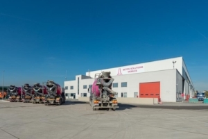 La nouvelle unité de production de BPE de Béton Solutions Mobiles s’inscrit dans un bâtiment fermé de 8 500 m2. [©ACPresse]